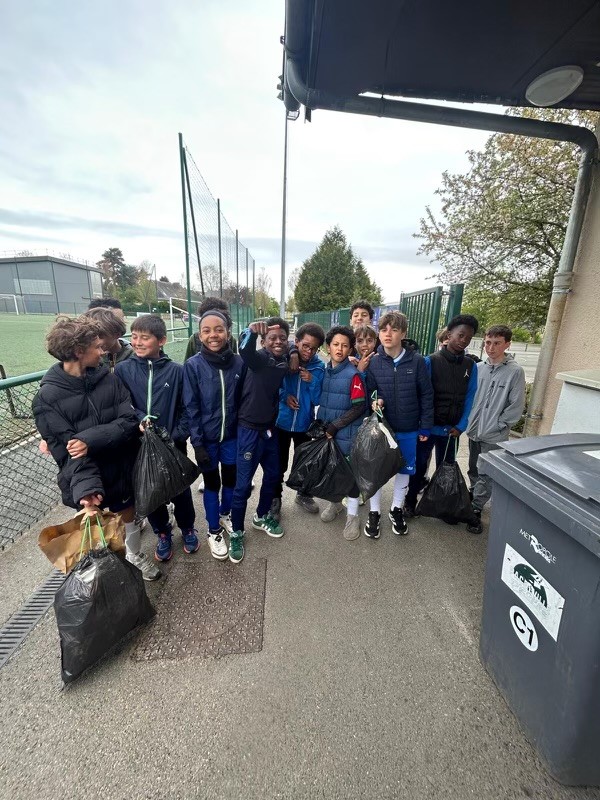 FOOT - ⚽ Grand nettoyage à Chasseboeuf : une mobilisation exemplaire des jeunes du COP Foot